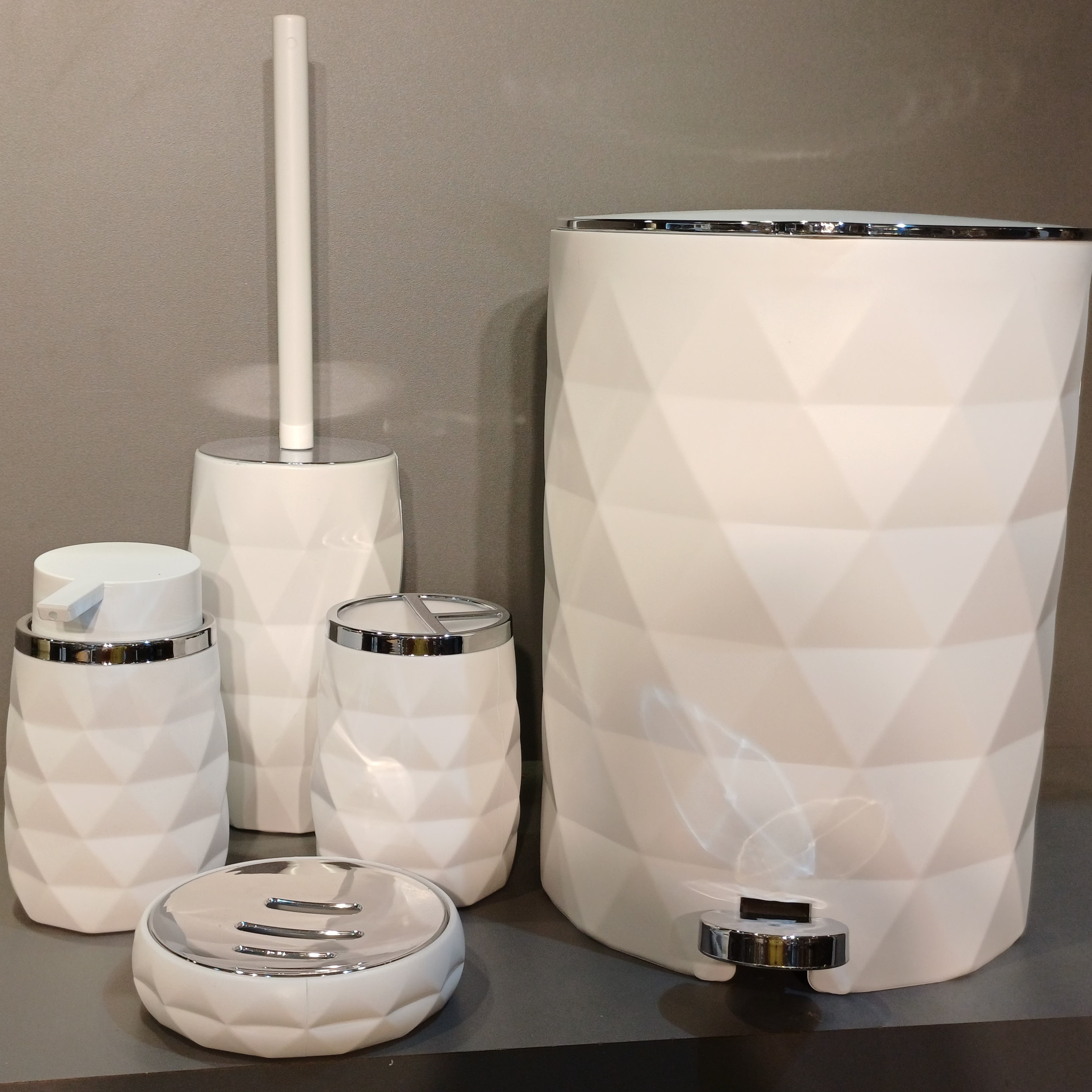 ست سرویس بهداشتی 5 پارچه کنتراست مدل آناناس سفید کروم مخملی